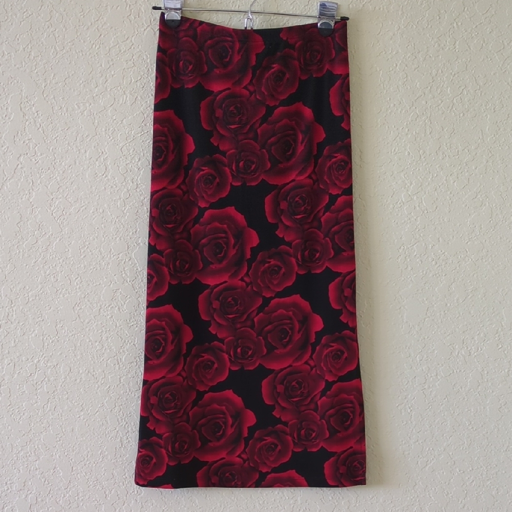 Chic Floral Pencil Skirt in Black and Red